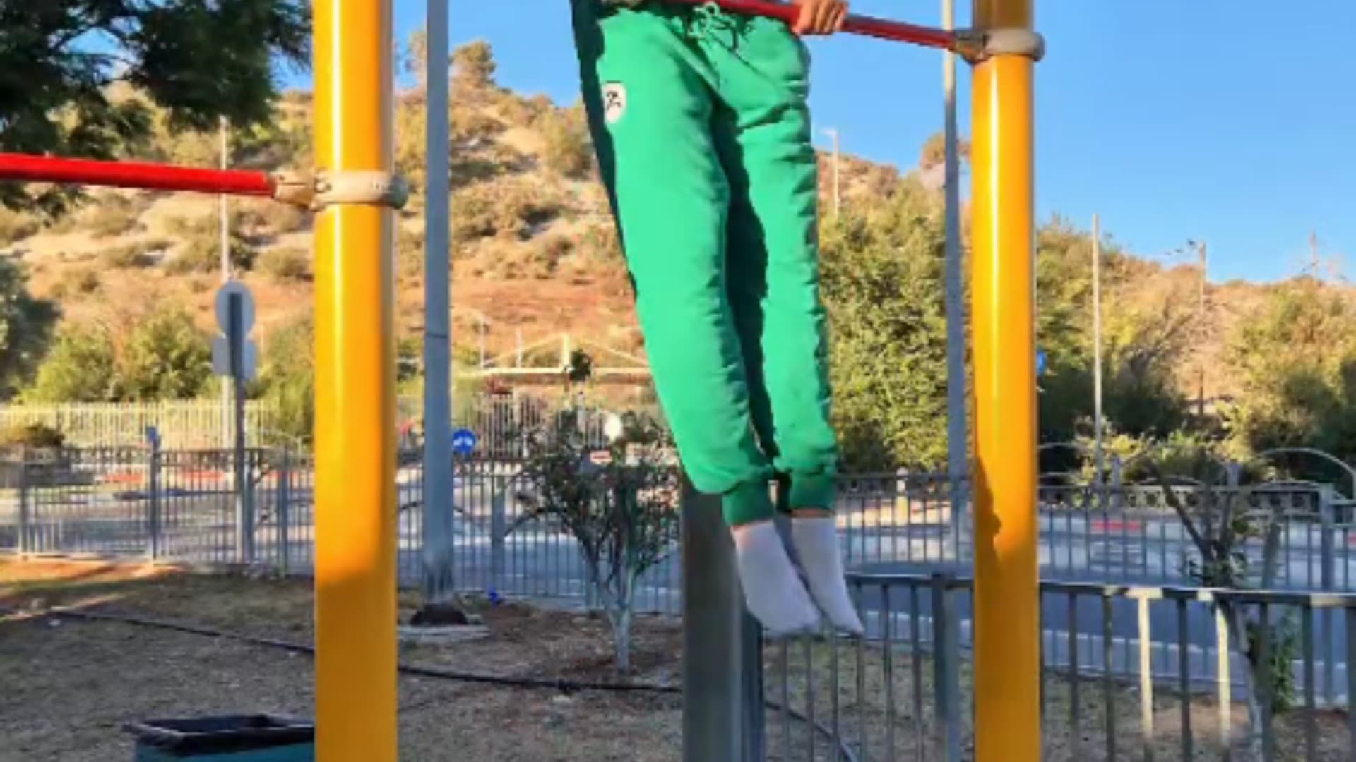 Calisthenics park near churchill - Photo 1